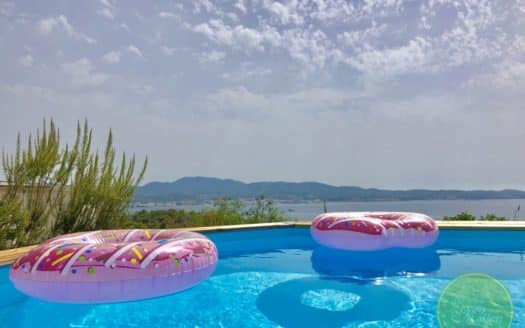 Pool mit Meerblick