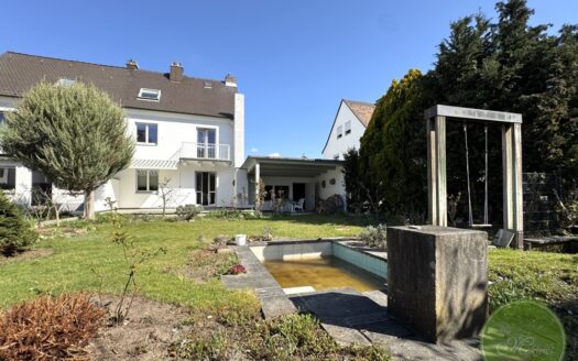 ... kleinem Pool-Becken, liebevoll angelegten Streuchen, ...