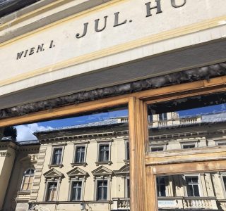 Reihenhaus wird in Schaufenster gespielgelt
